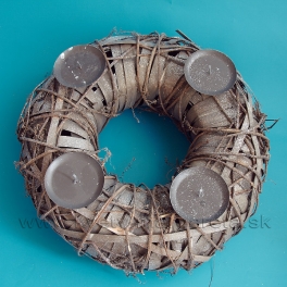 Adventný Veniec štvorsvietnik ploché lúpané prútie s viničom titanová sivá 35cm Adventný Veniec štvorsvietnik ploché lúpané prútie s viničom titanová sivá 35cm