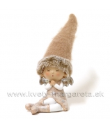 Dievčatko s filcovou čiapkou sediace 11cm