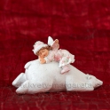 Dievčatko anjelik spinkajúce na polárnom macovi 12 cm